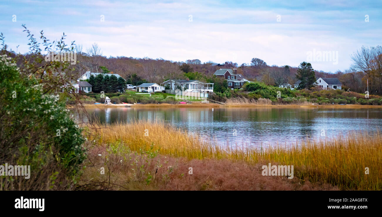 Il fogliame autunnale e colori circondano le case sul lungomare di Mantauk, Long Island, New York. Foto Stock
