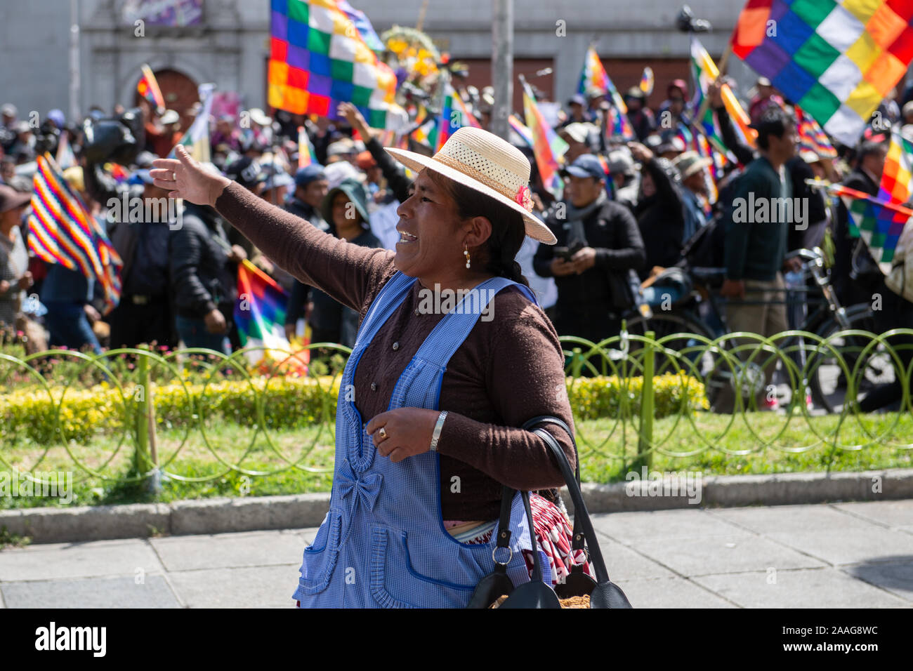 La Paz in Bolivia. Xxi Nov 2019. Un manifestante affronta la polizia militare/ bloccando l'accesso alla piazza principale. Un marzo di dieci di migliaia di persone da El Alto/ Senkata provato per trasportare bare contenenti i resti di alcune delle vittime uccise il 19 novembre alla piazza principale di La Paz. Radoslaw Czajkowski/ Alamy Live News Foto Stock