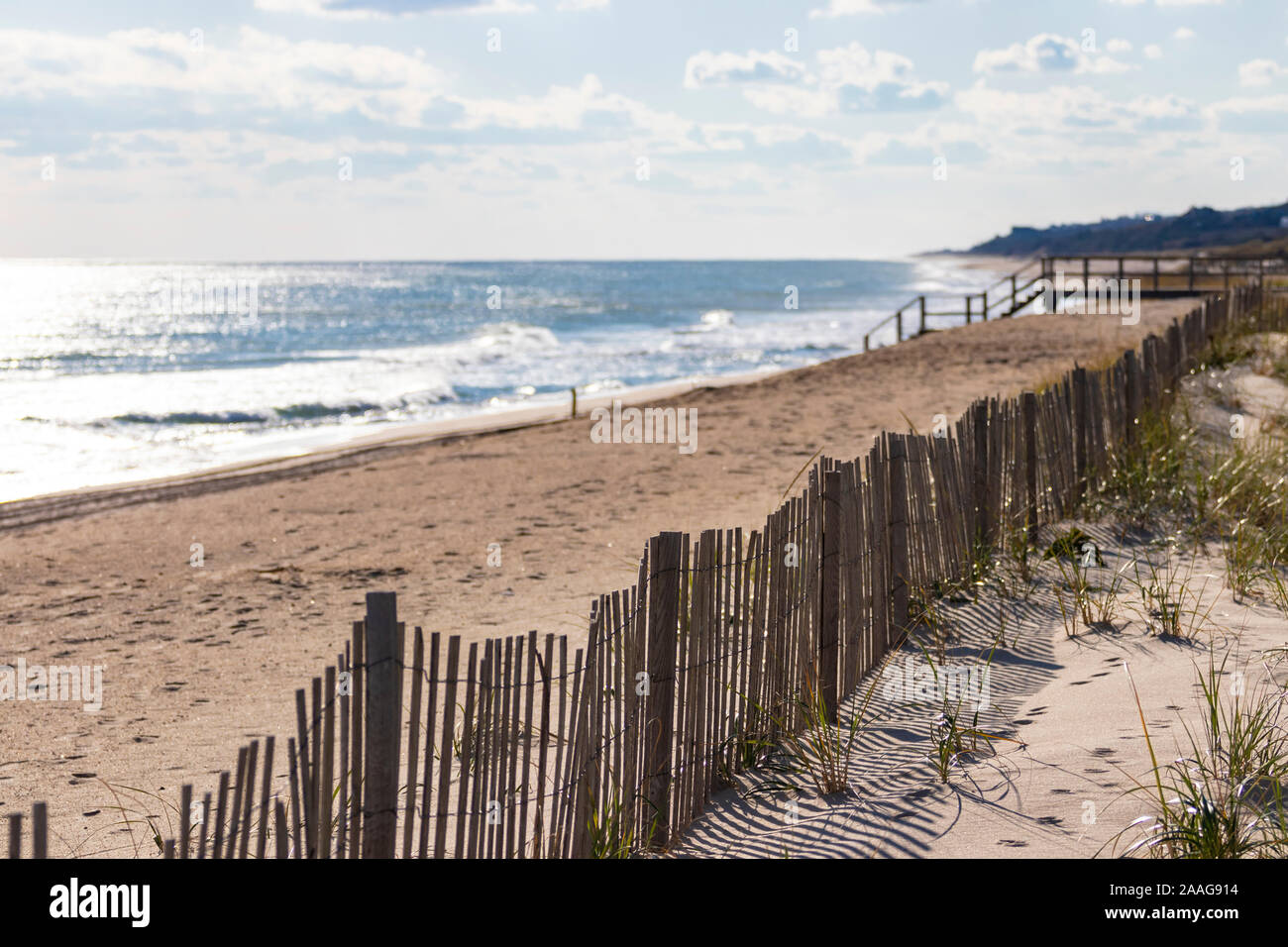 Recinzioni protettive lungo le dune di sabbia del settore pubblico/privato spiaggia all'oceano Foto Stock