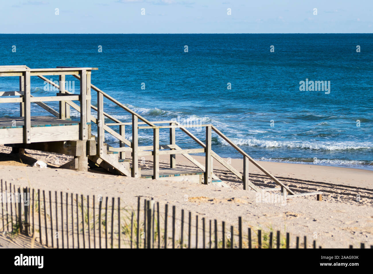 Scala in legno porta di accesso del pubblico/privato, spiaggia con dune scherma di protezione in primo piano Foto Stock