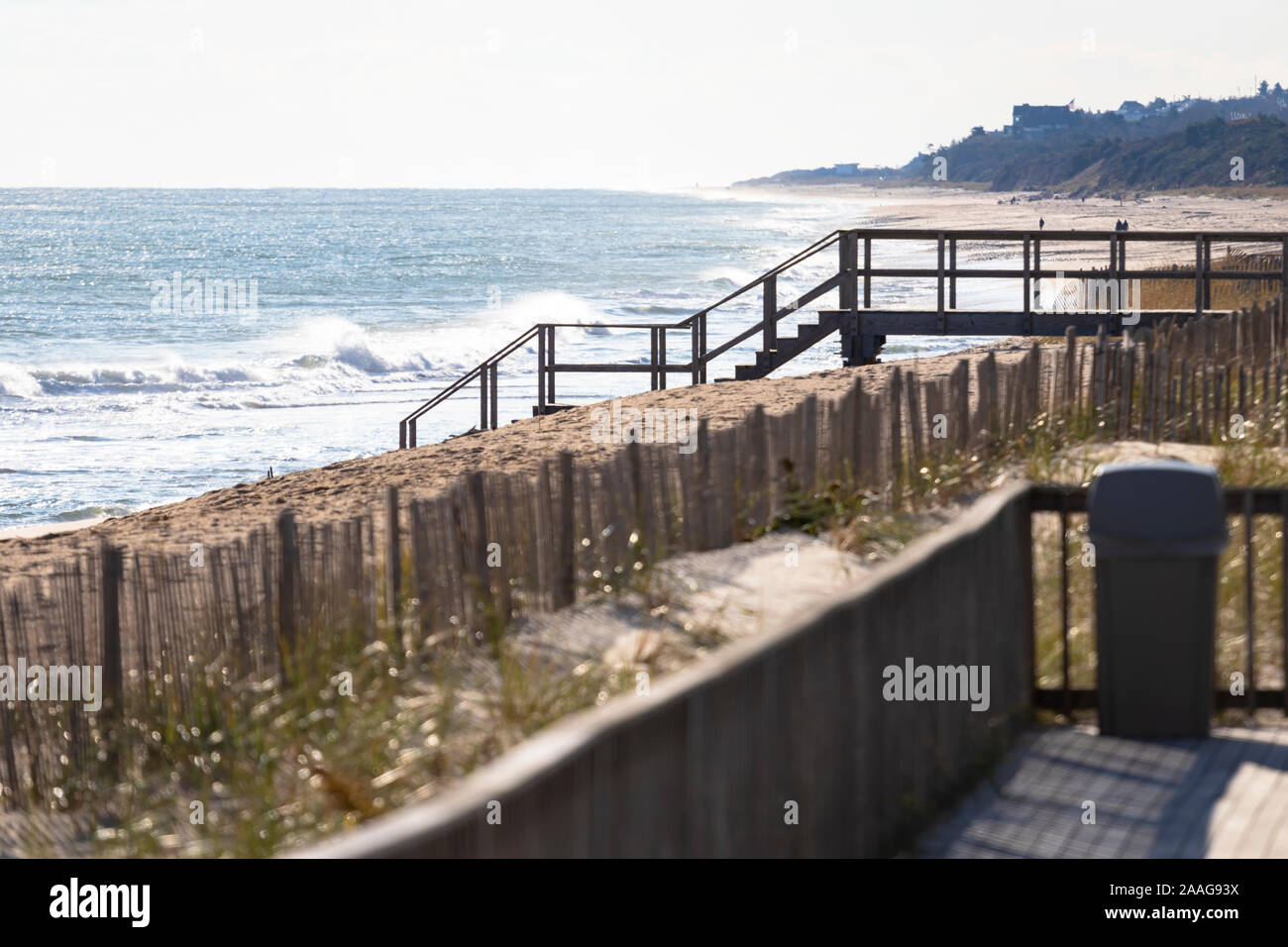 Scala in legno porta di accesso del pubblico/privato, spiaggia con dune scherma di protezione in primo piano Foto Stock