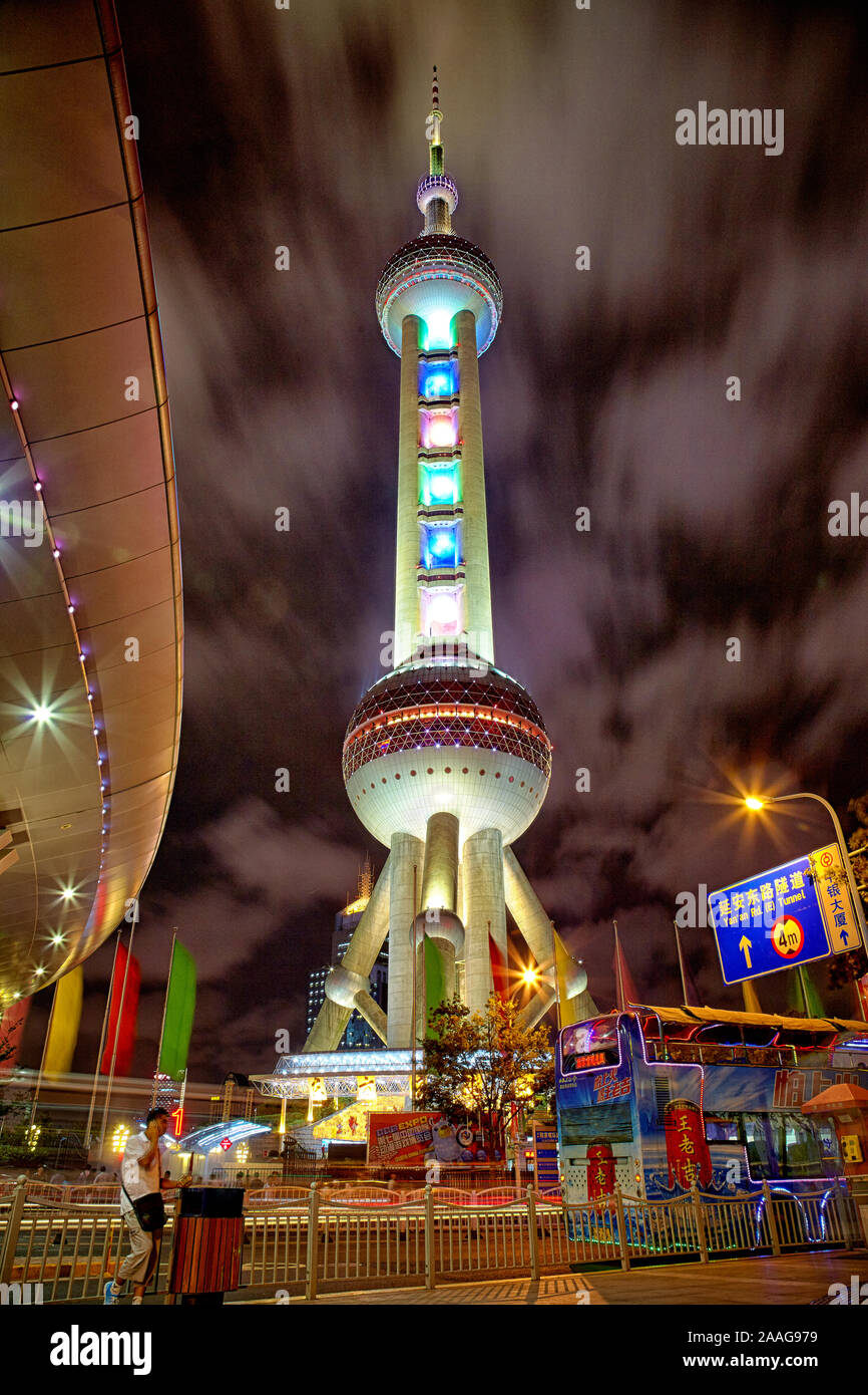 Pearl Oriental Tower scattata di notte a Shanghai, Cina, il 1° luglio 2011. Foto Stock