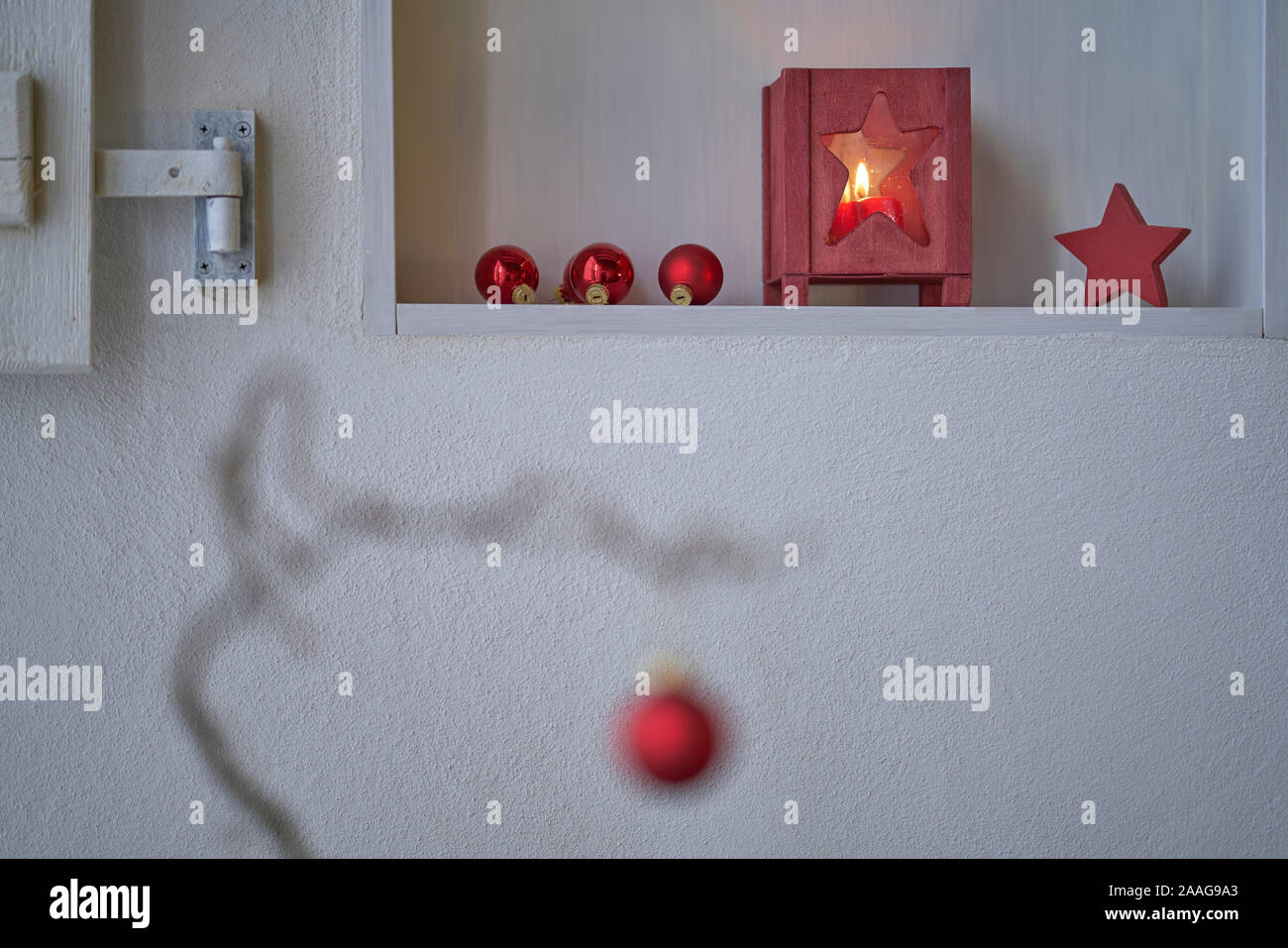 Red decorazione di Natale in un ripiano bianco, rosso palla di Natale in primo piano Foto Stock