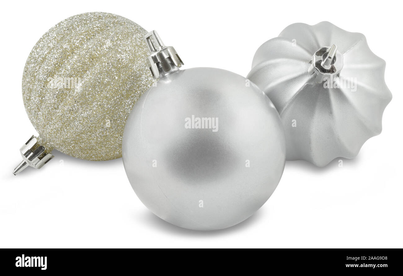 Festive argento e oro Ornamenti natale isolato su sfondo bianco. Offre un percorso di clipping per la facilità d'uso. Foto Stock