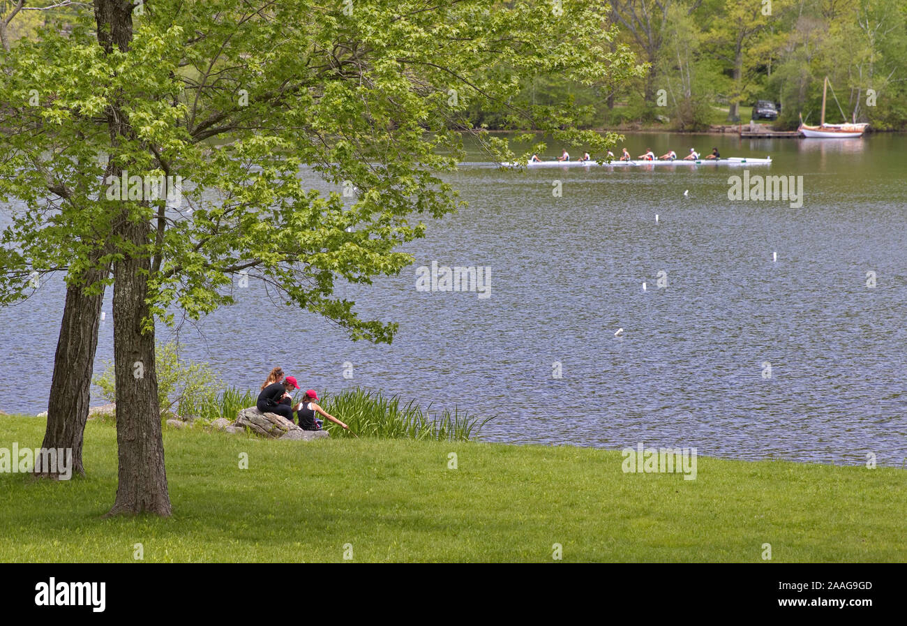 Nuovo Preston, CT, Stati Uniti d'America. Maggio 2016. Giovani ragazze a park curiosamente guardando mistero creature in riva del fiume. Foto Stock