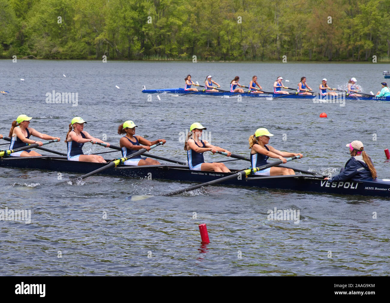 Nuovo Preston, CT, Stati Uniti d'America. Maggio 2016. Regata di equipaggio in azione al Lago Waramaug. Foto Stock