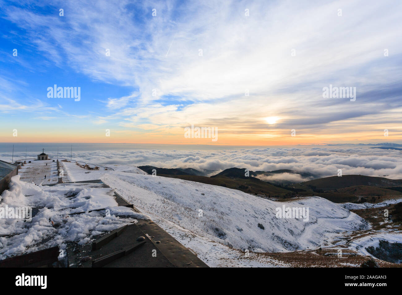 Tramonto al memoriale di guerra, Monte Grappa, Italia. Paesaggio italiano Foto Stock