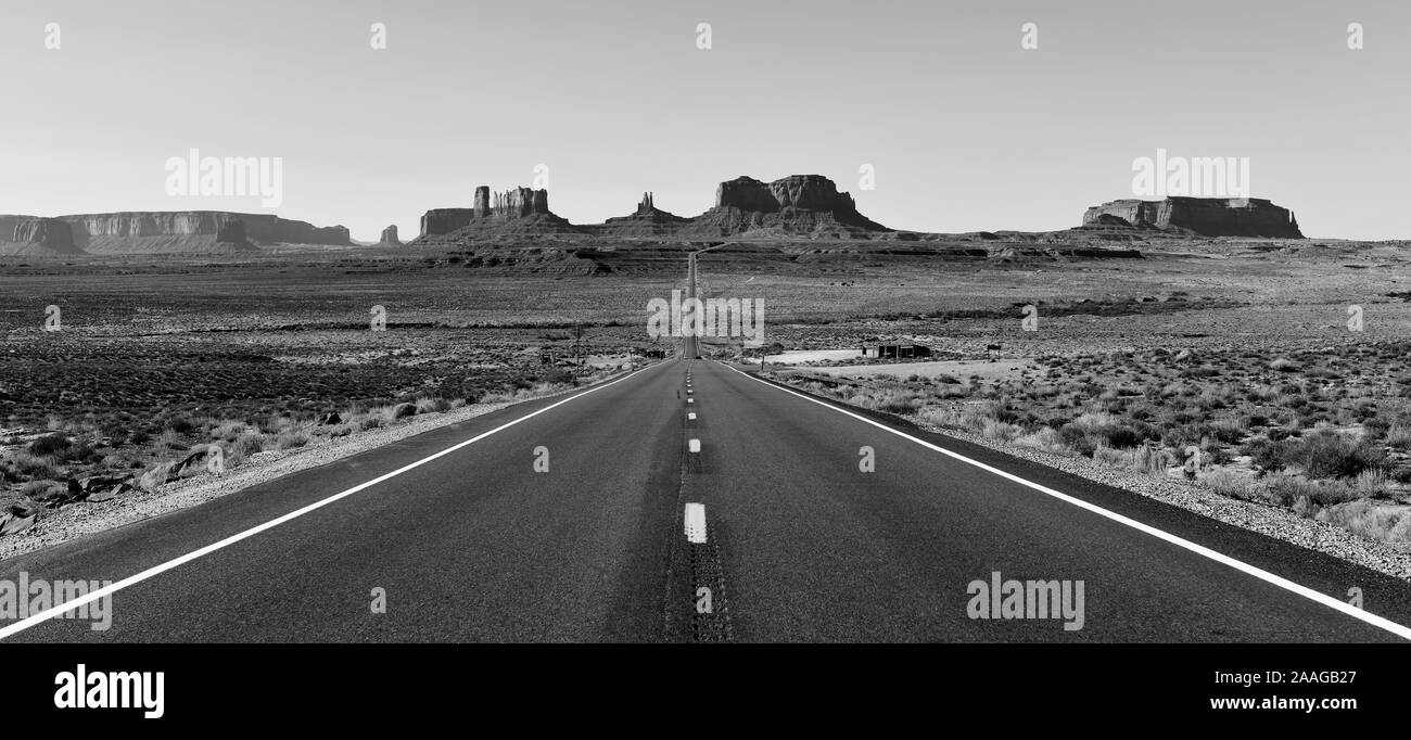 Il paesaggio del deserto della Monument Valley Navajo Tribal Park nel sud-ovest USA in Arizona e Utah, America Foto Stock