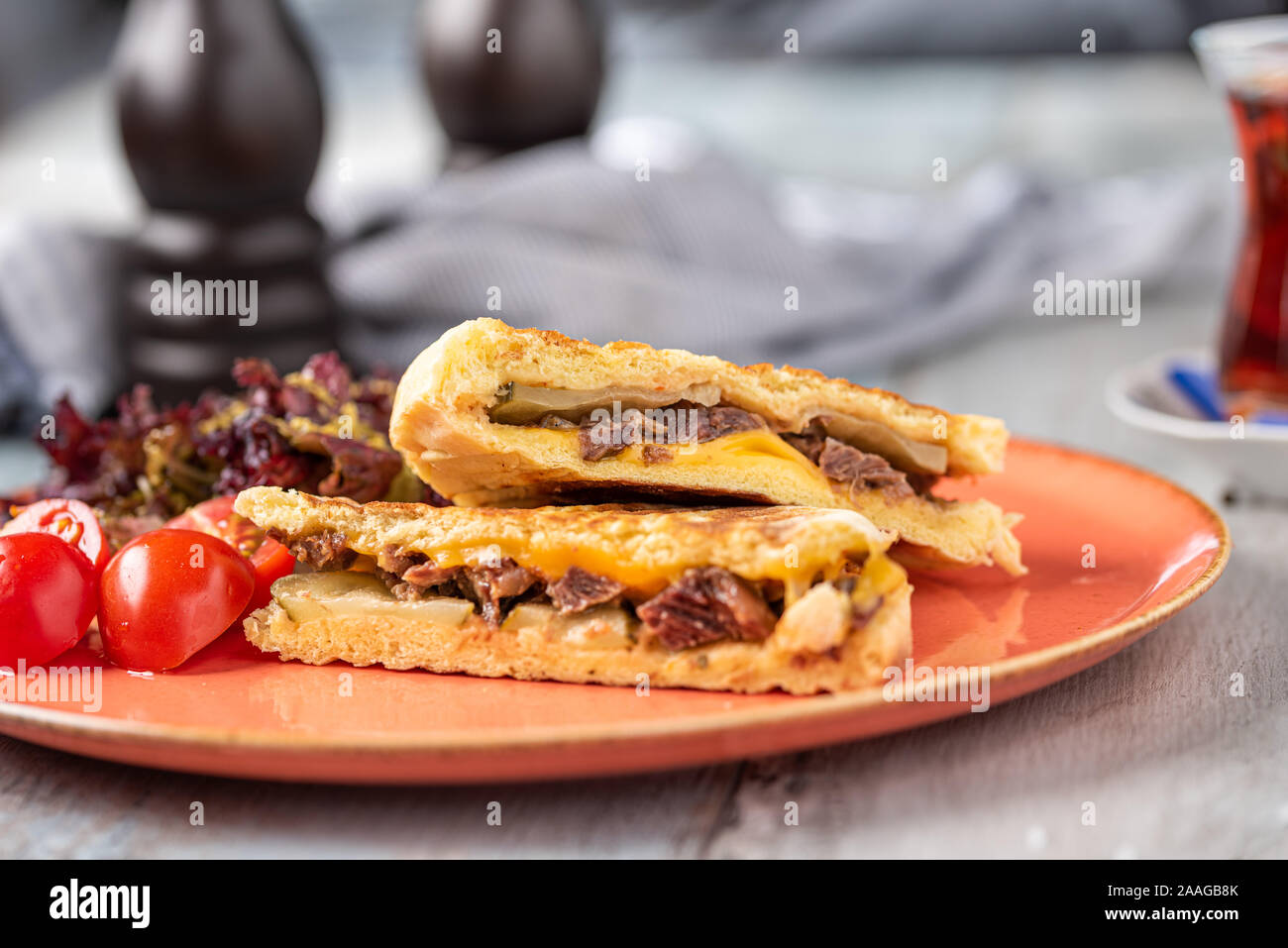 Bagno turco toast con carne arrosto servita con bagno turco tè nero Foto Stock