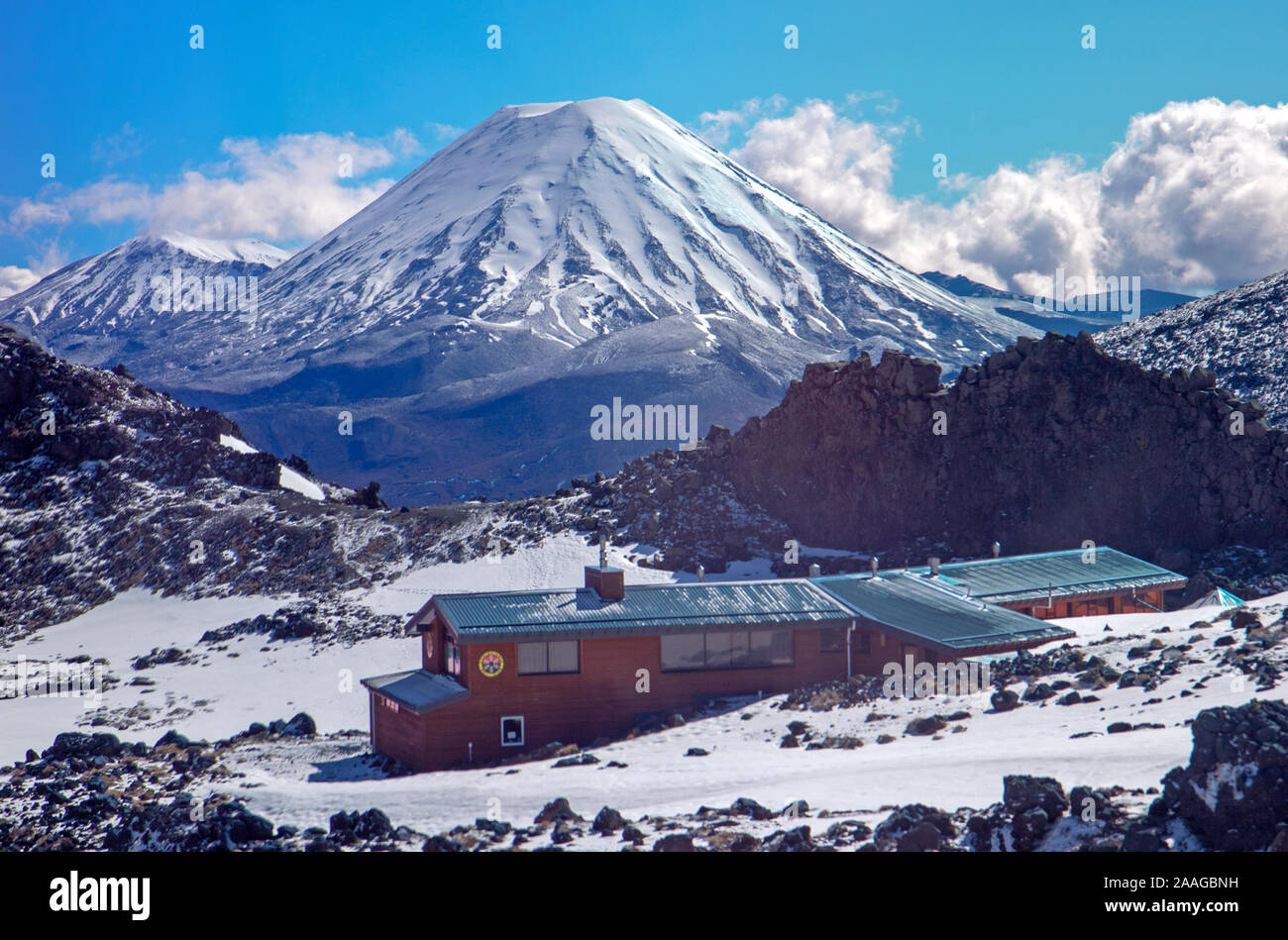 Vista su un rifugio sciistico del Monte Ruapehu a Mt Ngauruhoe Foto Stock