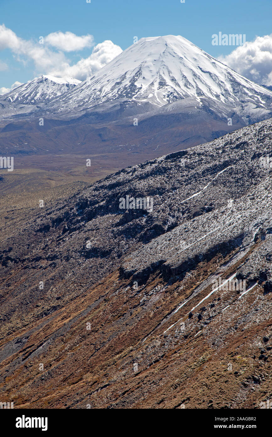 Mt Ngauruhoe, visto dalle pendici del Monte Ruapehu Foto Stock