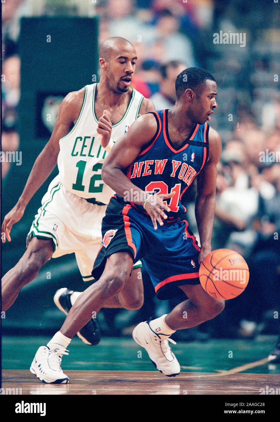 New York Knicks #21 Charlie Ward nel gioco del basket azione contro Boston Celtics #12 Bruce Bowen presso il centro della flotta in Boston MA USA Feb26,1999 foto di bill belknap Foto Stock