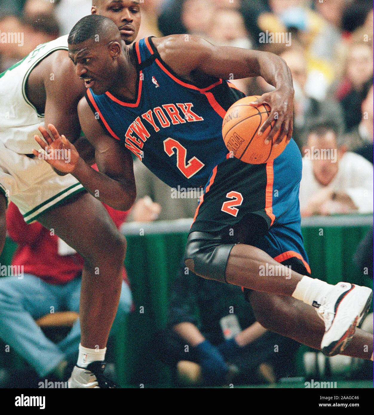 New York Knicks #2 Larry Johnson e Boston Celtics Antoine Walker nel gioco del basket azione al centro della flotta in Boston MA USA Feb26,1999 foto di bill belknap Foto Stock