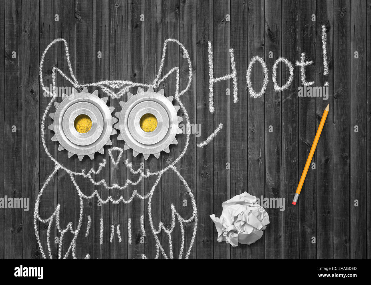 3D rendering di legno grigio Sfondo con immagine del gufo con due ruote dentate invece di occhi, sgualciti pezzo di carta, matita, e la parola "sparare" .Creat Foto Stock