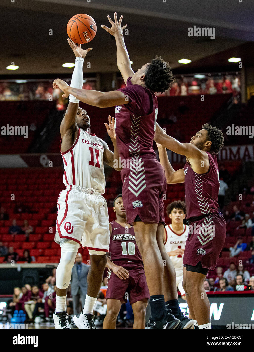 Norman, Oklahoma, Stati Uniti d'America. Xxi Nov, 2019. Oklahoma Sooners guard De'Vion Harmon (11) assume una jump shot mentre essendo doppio alleata contro la sponda Maryland-Eastern Hawks giovedì, 21 Novembre 2019 presso il Nobile Lloyd Center di Norman, Oklahoma. Credito: Nicholas Rutledge/ZUMA filo/Alamy Live News Foto Stock