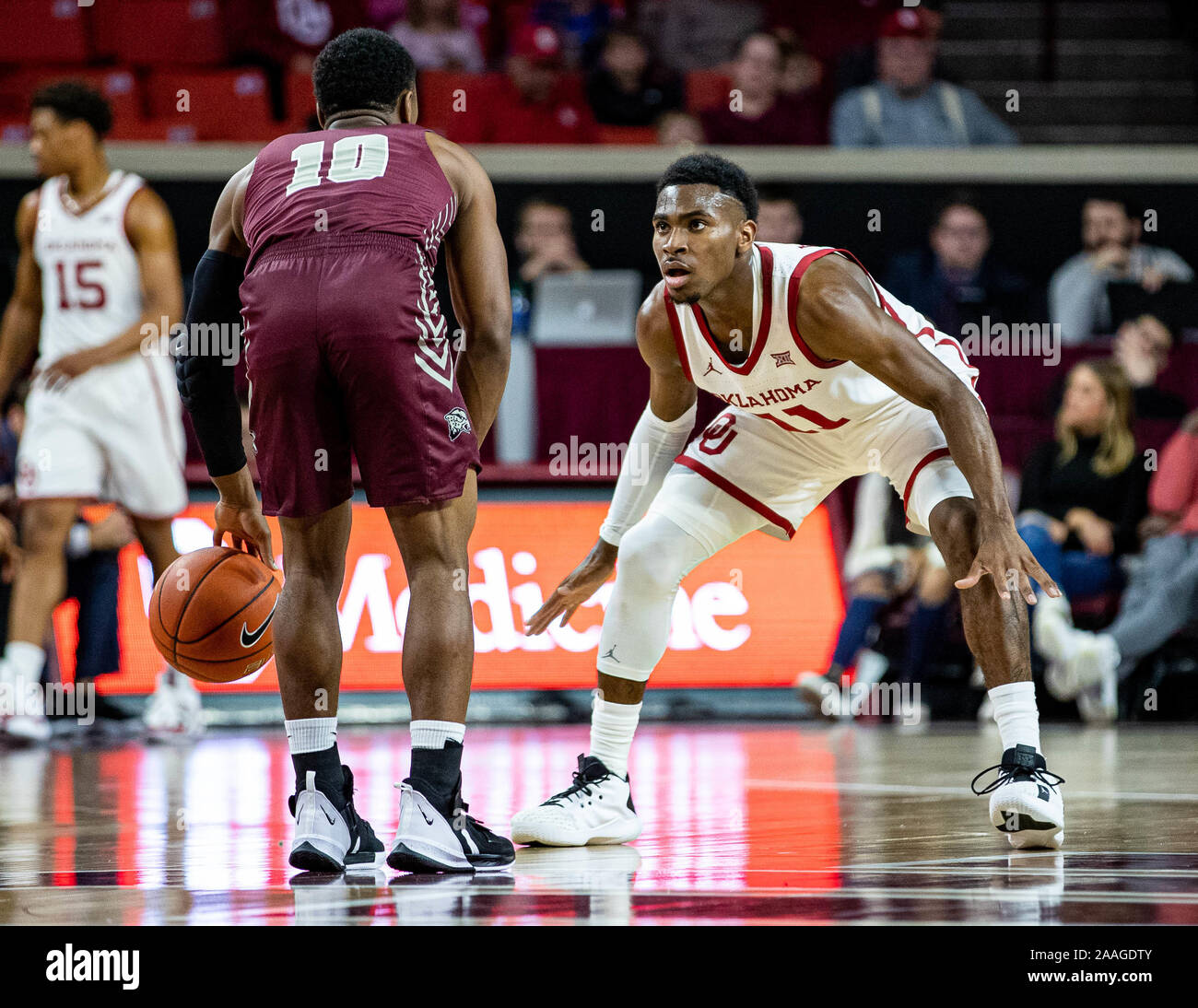 Norman, Oklahoma, Stati Uniti d'America. Xxi Nov, 2019. Oklahoma Sooners guard De'Vion Harmon (11) è impostato per difendere la palla come Maryland-Eastern Shore guardia falchi Glen Anderson (10) guarda per un passaggio aperto contro la Oklahoma Sooners giovedì, 21 Novembre 2019 presso il Nobile Lloyd Center di Norman, Oklahoma. Credito: Nicholas Rutledge/ZUMA filo/Alamy Live News Foto Stock