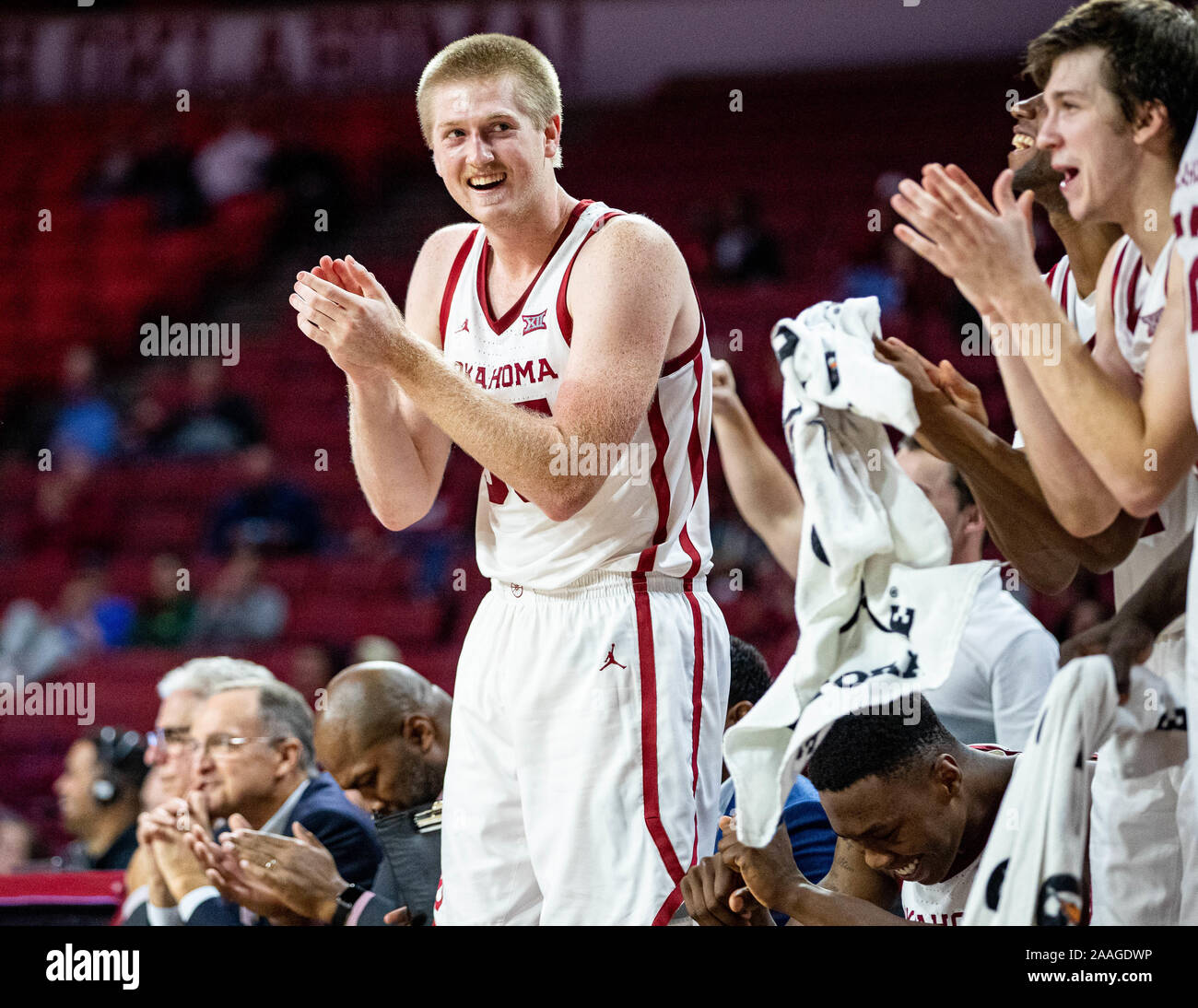 Norman, Oklahoma, Stati Uniti d'America. Xxi Nov, 2019. Oklahoma Sooners avanti Brady Manek (35) festeggia con lui i compagni di squadra sul banco di lavoro come i Sooners guadagnare un altro cestello durante il gioco su Giovedi, 21 Novembre 2019 presso il Nobile Lloyd Center di Norman, Oklahoma. Credito: Nicholas Rutledge/ZUMA filo/Alamy Live News Foto Stock