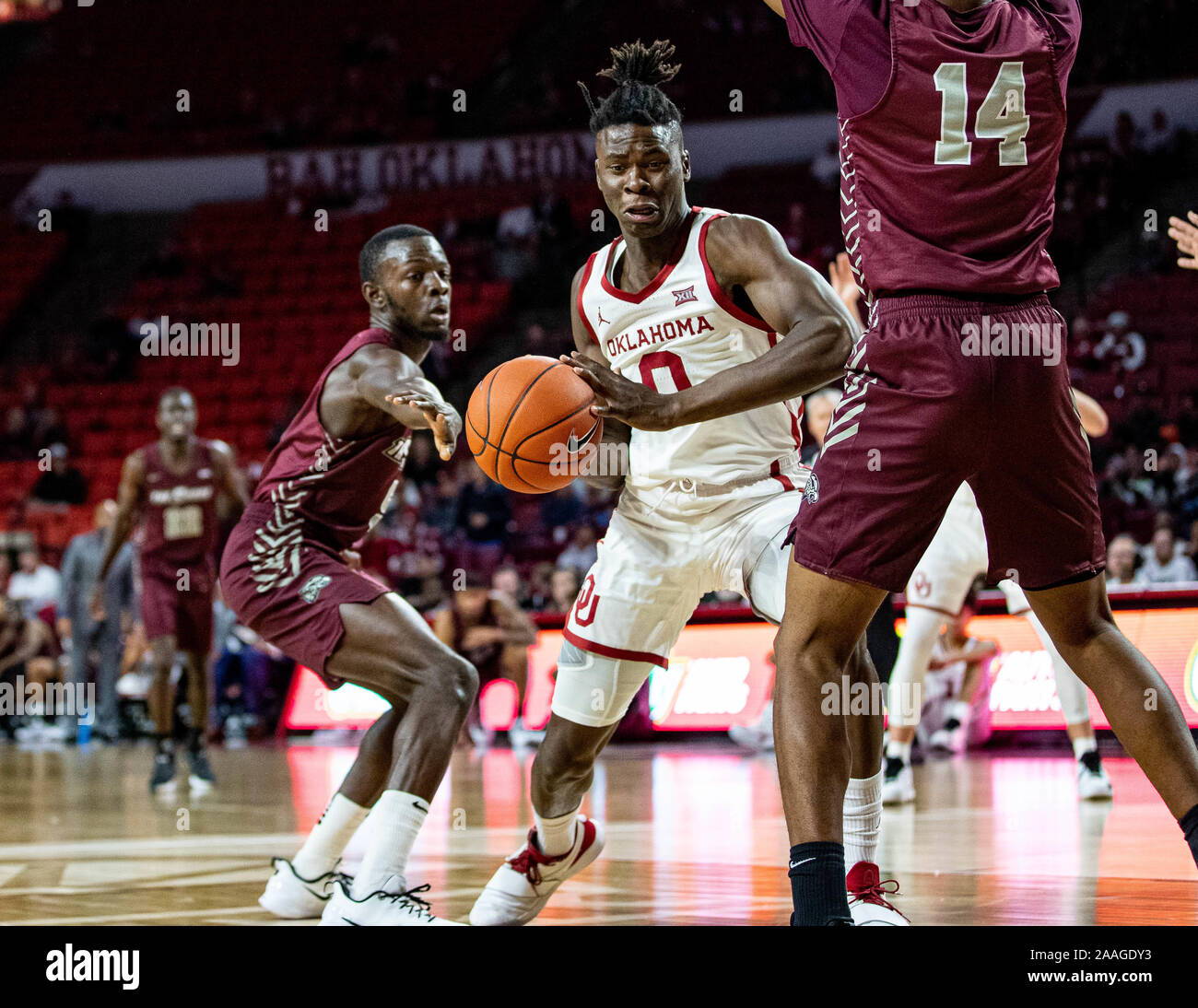 Norman, Oklahoma, Stati Uniti d'America. Xxi Nov, 2019. Oklahoma Sooners avanti Victor Iwuakor (0) va al cesto per un lay up contro la sponda Maryland-Eastern Hawks prima di arrivare imbrattata di giovedì, 21 Novembre 2019 presso il Nobile Lloyd Center di Norman, Oklahoma. Credito: Nicholas Rutledge/ZUMA filo/Alamy Live News Foto Stock