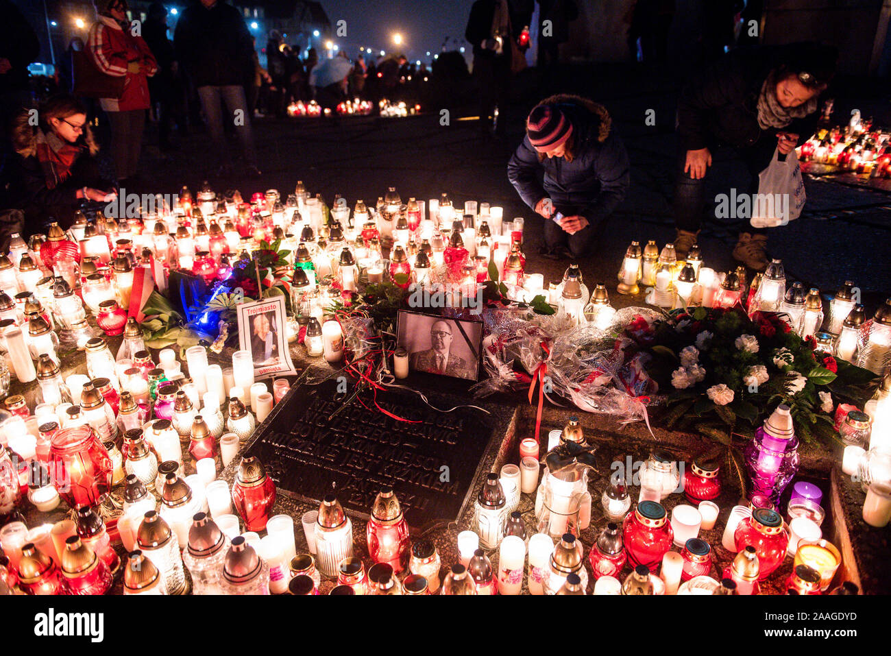 Un grande cuore forma resa dalle candele come un omaggio al tragicamente ucciso il sindaco di Danzica Pawel Adamowicz presso la Piazza della solidarietà in Gdansk.Sindaco di Danzica, Pawel Adamowicz è stata accoltellata sul palco durante la partecipazione a un evento di beneficenza a Danzica il 13 gennaio e morì un giorno più tardi delle sue ferite. Foto Stock