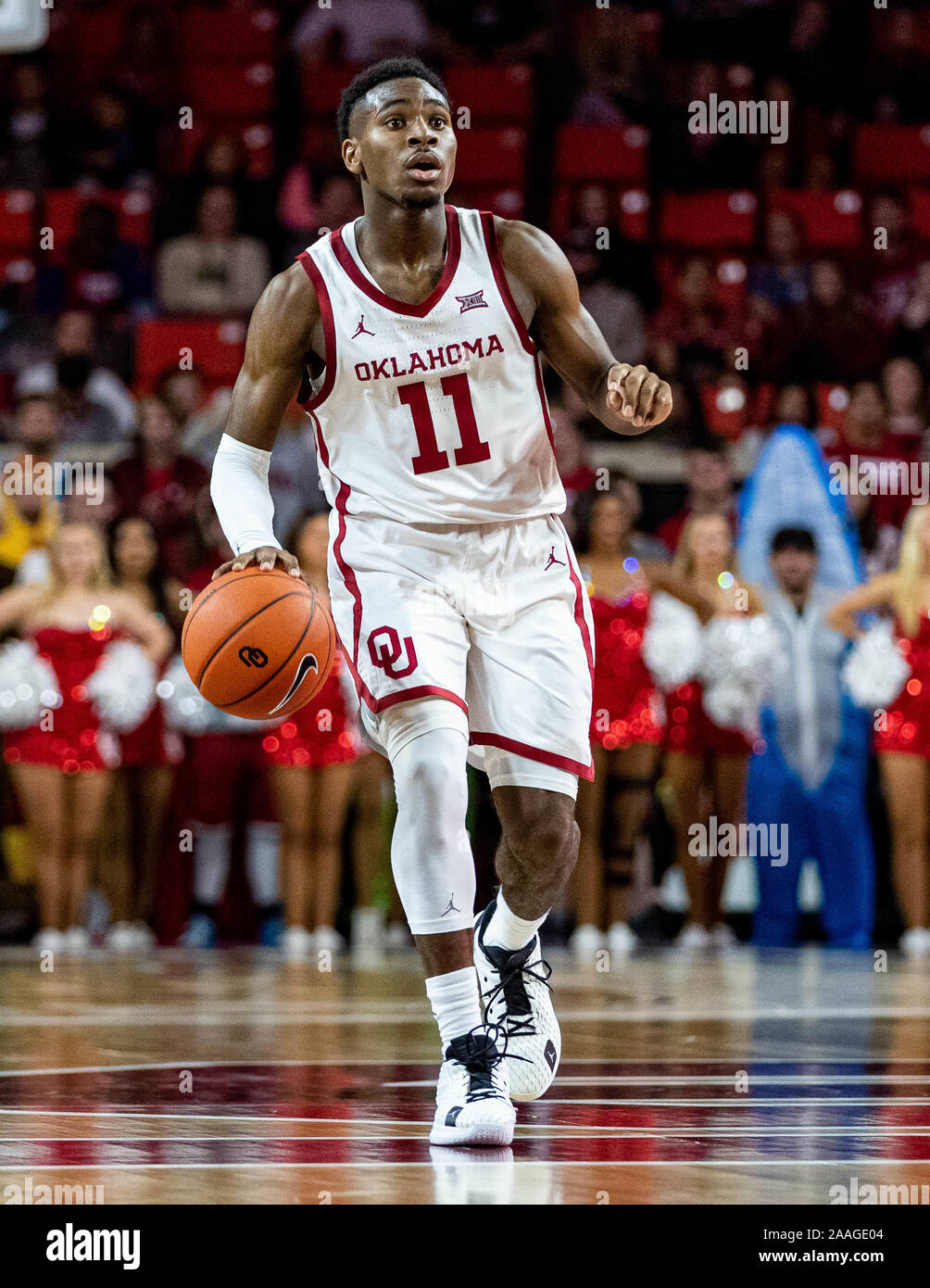 Norman, Oklahoma, Stati Uniti d'America. Xxi Nov, 2019. Oklahoma Sooners guard De'Vion Harmon (11) attende i suoi compagni di squadra per impostare la prossima partita contro la sponda Maryland-Eastern Hawks giovedì, 21 Novembre 2019 presso il Nobile Lloyd Center di Norman, Oklahoma. Credito: Nicholas Rutledge/ZUMA filo/Alamy Live News Foto Stock