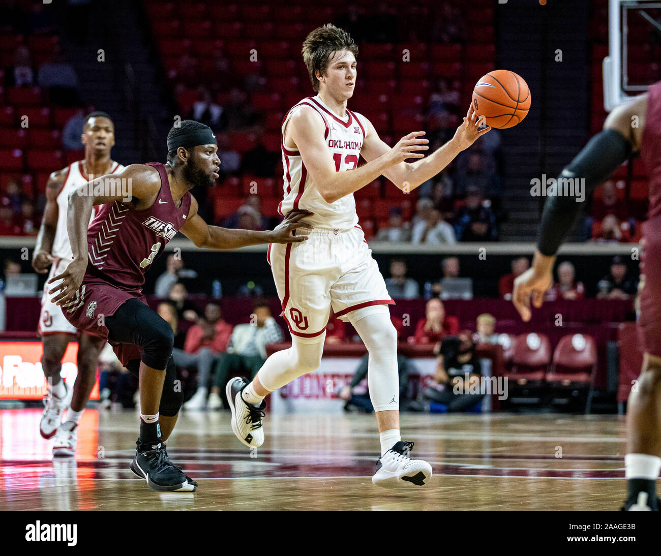 Norman, Oklahoma, Stati Uniti d'America. Xxi Nov, 2019. Oklahoma Sooners guardia Reaves Austin (12) passando la palla a un compagno di squadra aperto a mantenere la riva Maryland-Eastern Hawks sulle loro punte durante il gioco su Giovedi, 21 Novembre 2019 presso il Nobile Lloyd Center di Norman, Oklahoma. Credito: Nicholas Rutledge/ZUMA filo/Alamy Live News Foto Stock