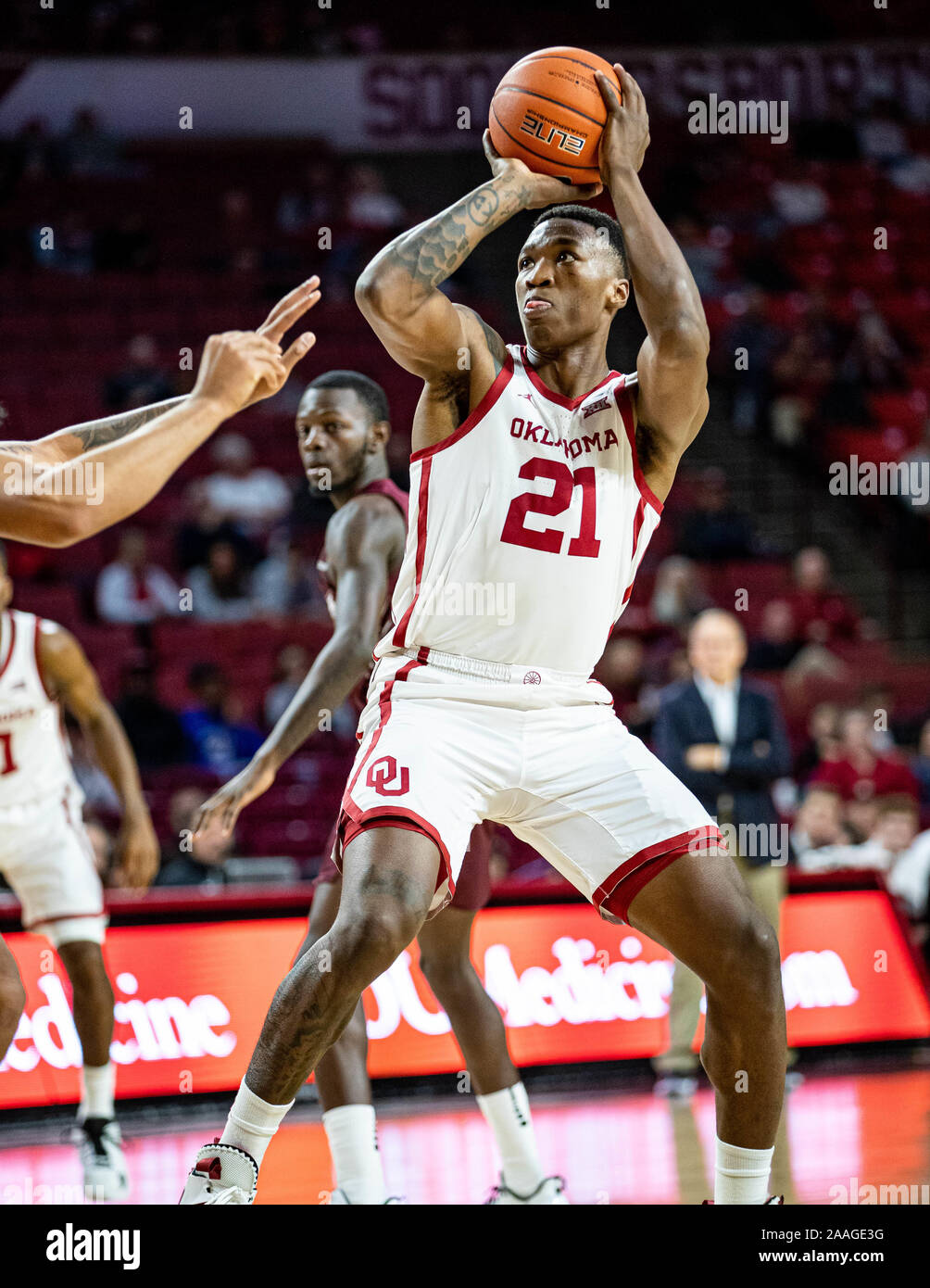Norman, Oklahoma, Stati Uniti d'America. Xxi Nov, 2019. Oklahoma Sooners avanti Kristian Doolittle (21) prendendo un fade away shot contro la sponda Maryland-Eastern Hawks giovedì, 21 Novembre 2019 presso il Nobile Lloyd Center di Norman, Oklahoma. Credito: Nicholas Rutledge/ZUMA filo/Alamy Live News Foto Stock