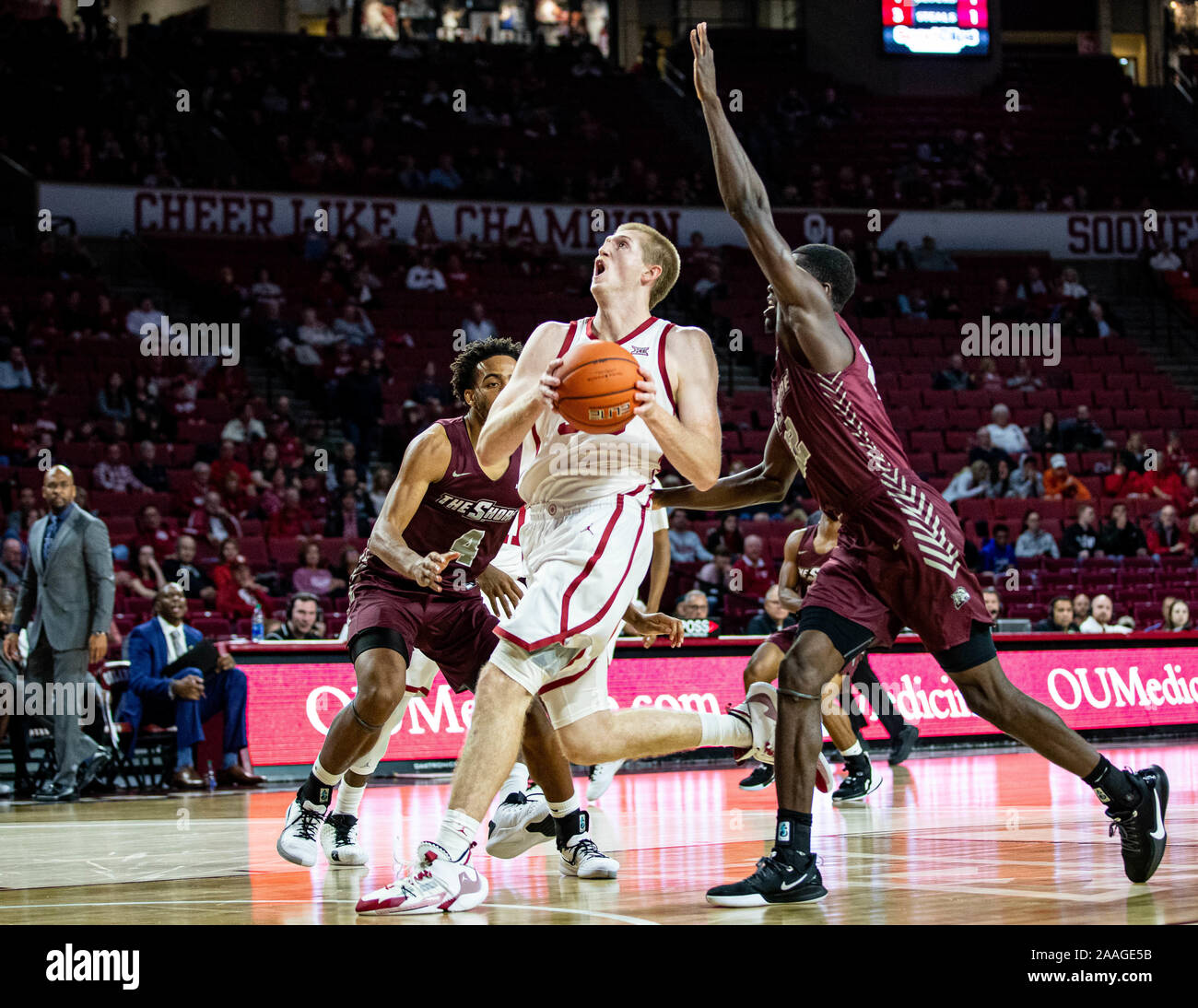 Norman, Oklahoma, Stati Uniti d'America. Xxi Nov, 2019. Oklahoma Sooners avanti Brady Manek (35) va per la slam dunk contro la sponda Maryland-Eastern Hawks giovedì, 21 Novembre 2019 presso il Nobile Lloyd Center di Norman, Oklahoma. Credito: Nicholas Rutledge/ZUMA filo/Alamy Live News Foto Stock