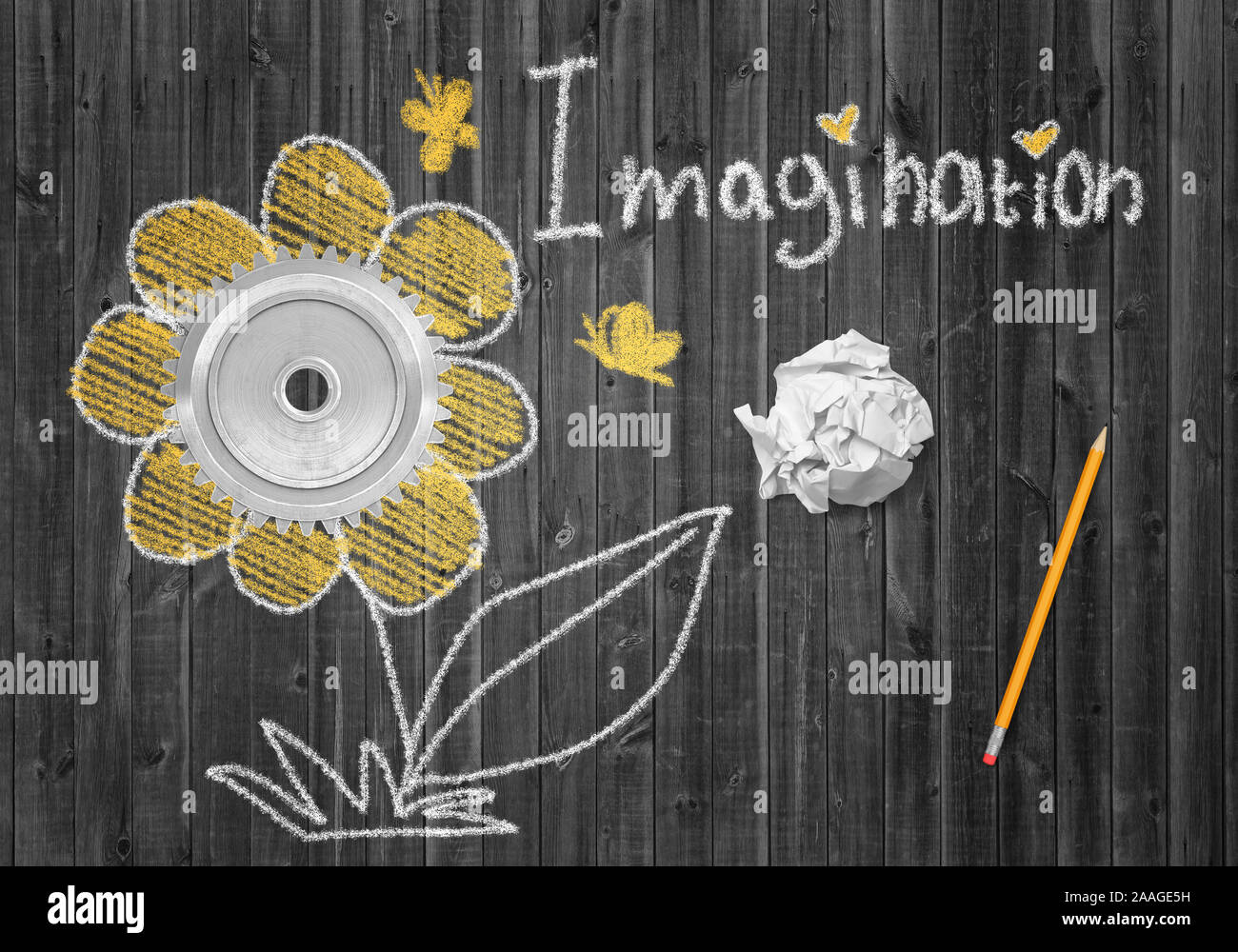3D rendering di legno grigio Sfondo con immagine di fiore con la ruota dentata destra nel centro, carta sgualcita, matita, e la parola "fantasia". Foto Stock