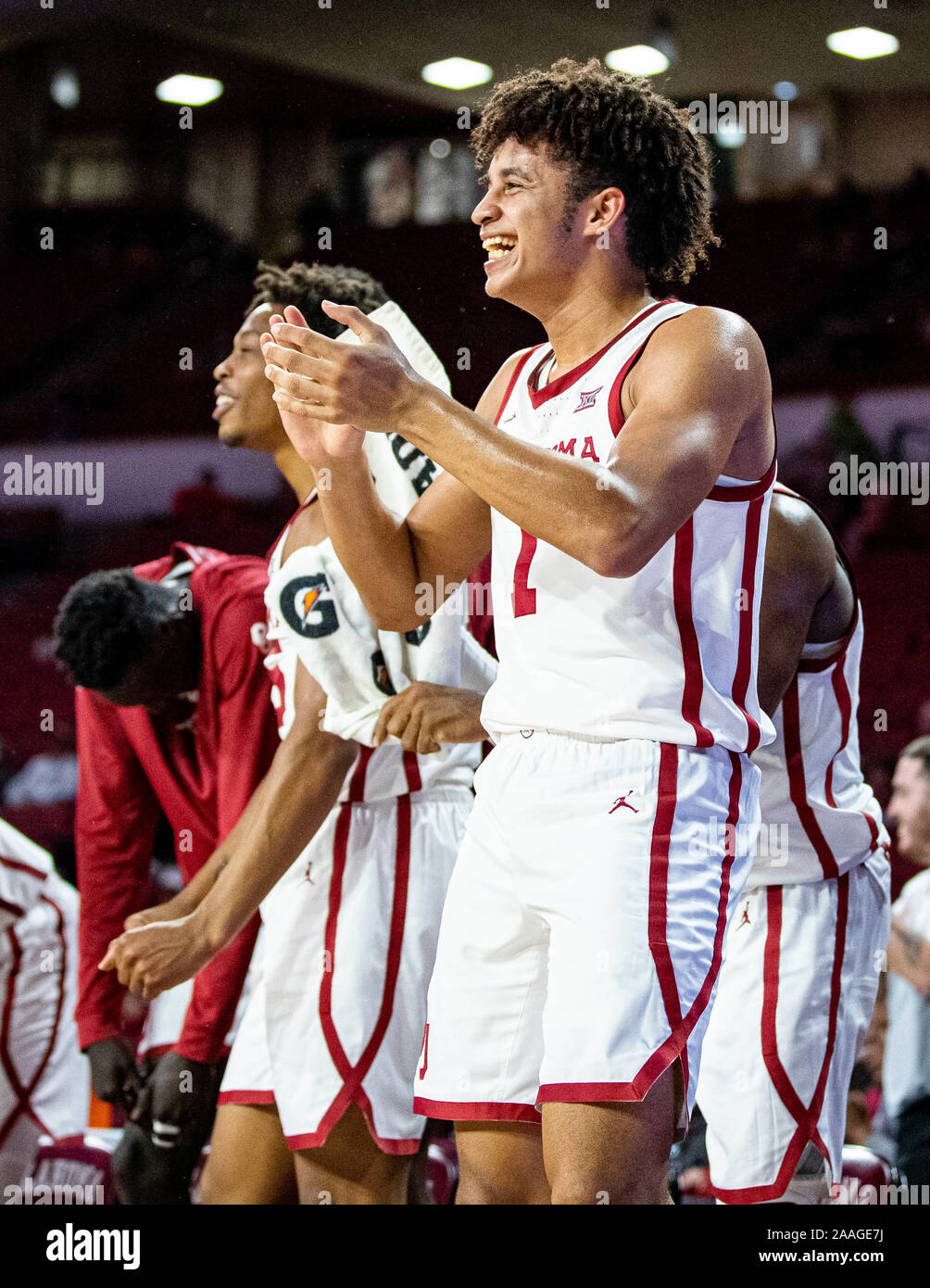 Norman, Oklahoma, Stati Uniti d'America. Xxi Nov, 2019. Oklahoma Sooners guard De'Vion Harmon (11) festeggia con lui i compagni di squadra sul banco di lavoro come i Sooners guadagnare un altro cestello durante il gioco su Giovedi, 21 Novembre 2019 presso il Nobile Lloyd Center di Norman, Oklahoma. Credito: Nicholas Rutledge/ZUMA filo/Alamy Live News Foto Stock