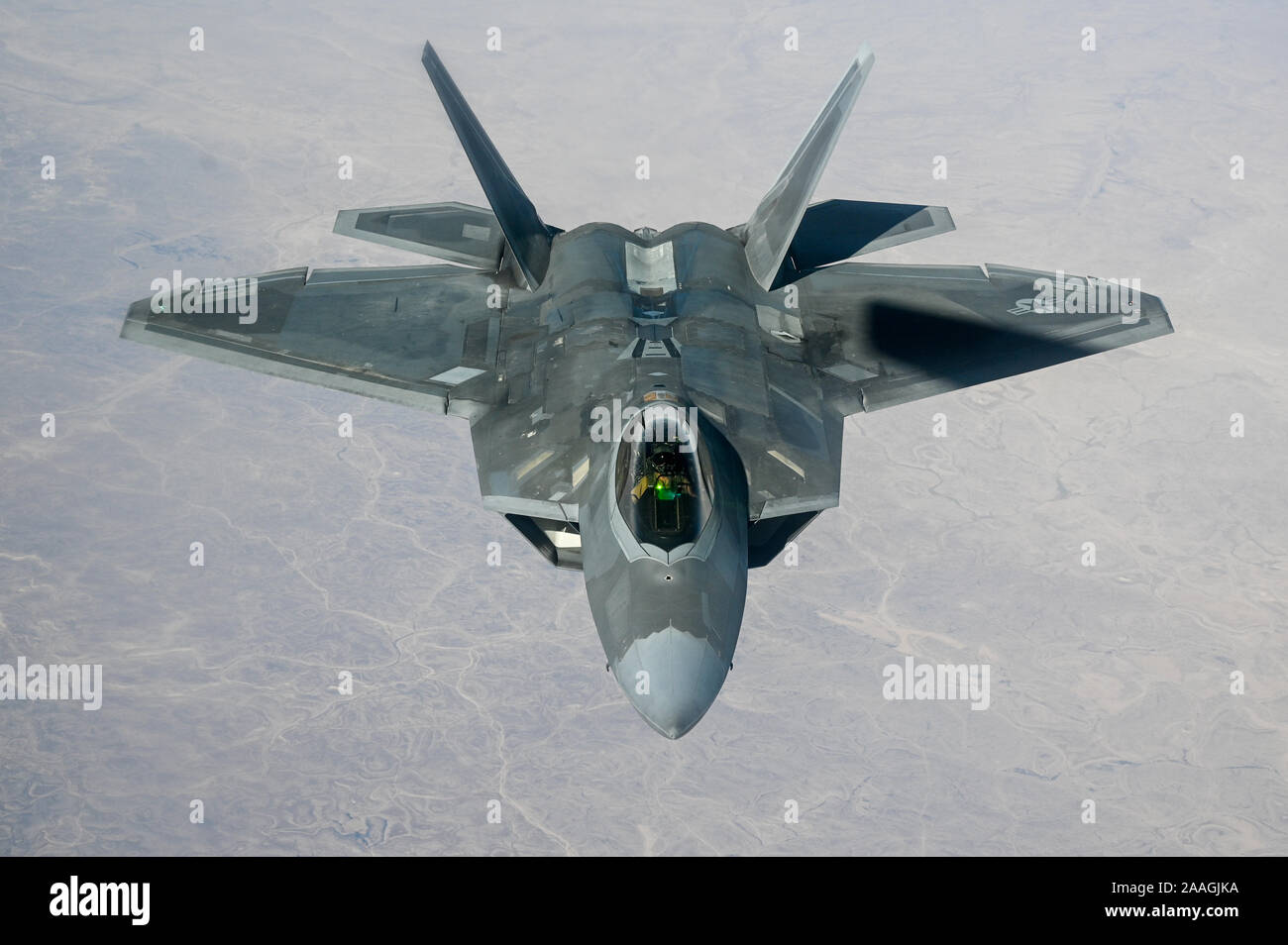 Un U.S. Air Force F-22 Raptor si avvicina ad una ventottesima Expeditionary Air Refuelling Squadron KC-135 Stratotanker durante un Combat Air Patrol mission, nov. 15, 2019. La F-22 Raptor la combinazione di stealth, manovrabilità e sistemi avionici integrati, accoppiato con la supportabilità migliorata, rappresenta un salto esponenziale nella guerra funzionalità. (U.S. Air Force foto di Master Sgt. Joshua L. DeMotts) Foto Stock