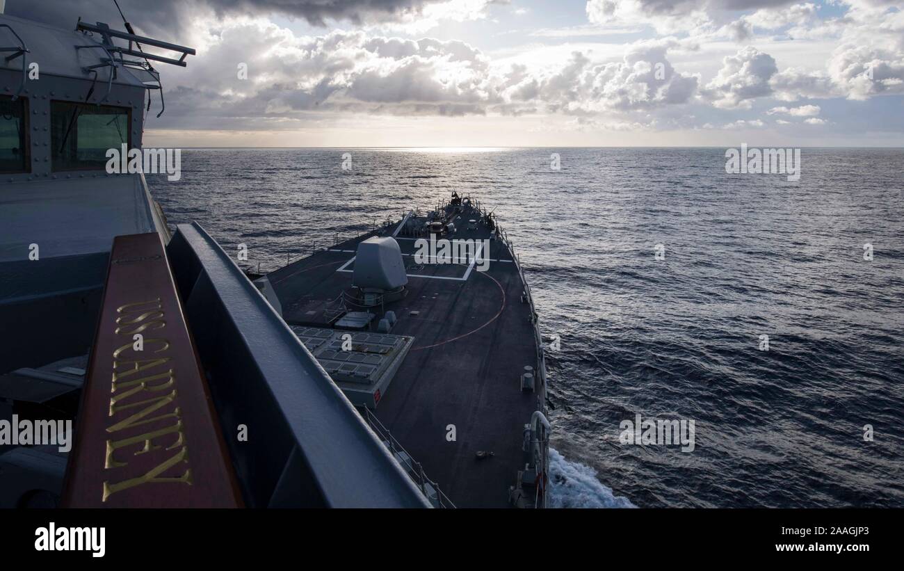 191119-N-TI693-1071 OCEANO ATLANTICO (nov. 19, 2019) - Il Arleigh Burke-class guidato-missile destroyer USS Carney (DDG 64) transita il oceano Atlantico, nov. 19, 2019. Carney, distribuita a Rota, Spagna, è il suo settimo patrol NEGLI STATI UNITI Sesta flotta area di operazioni a sostegno degli enti regionali alleati e partner come pure stati uniti gli interessi di sicurezza nazionali in Europa e in Africa. (U.S. Foto di Marina di Massa lo specialista di comunicazione di prima classe grigio Fred IV/rilasciato) Foto Stock