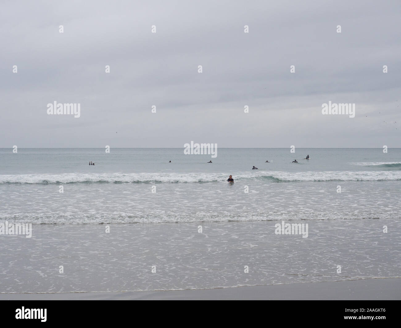 Surfers in acqua in attesa di onde Foto Stock