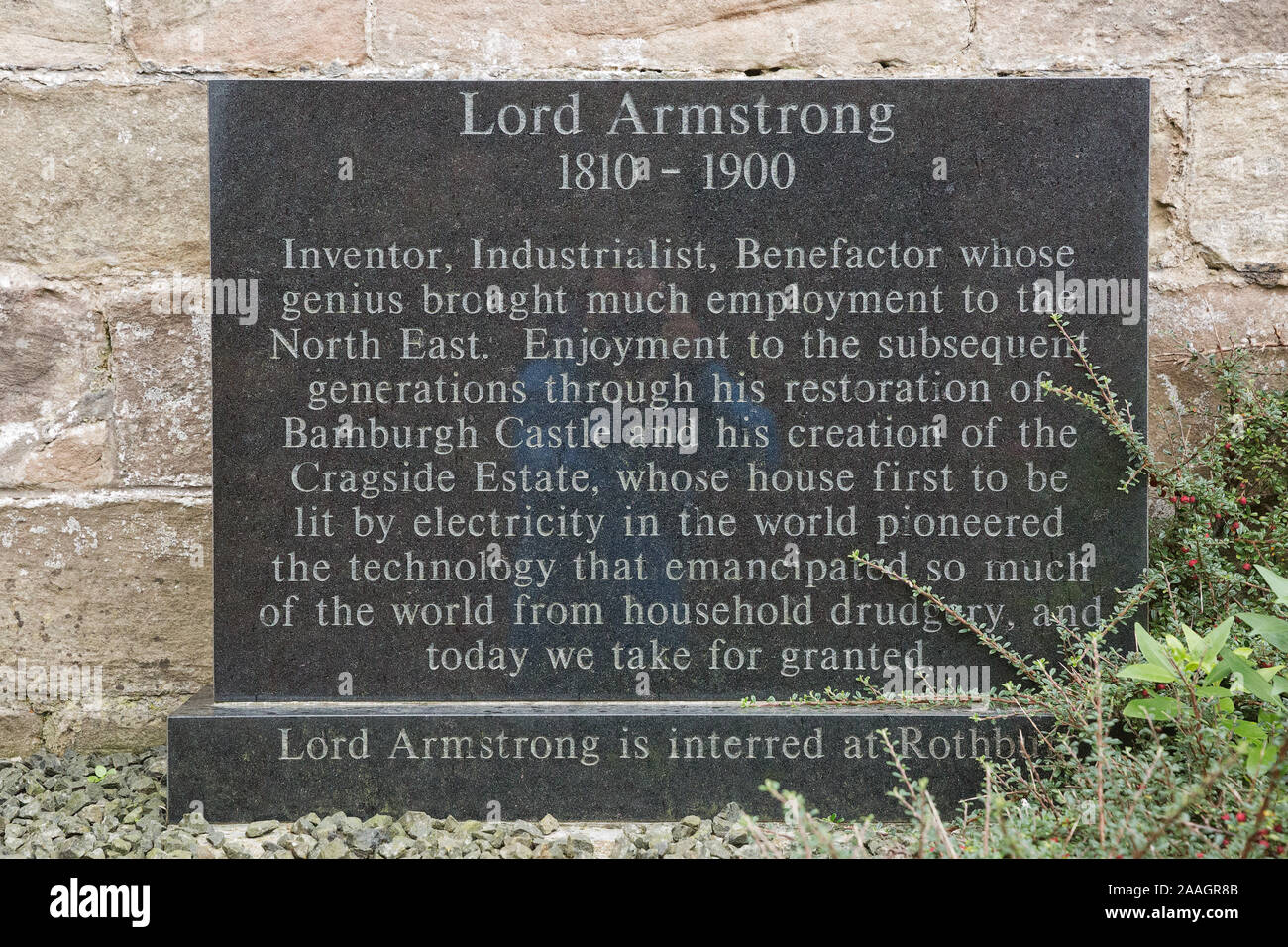 BAMBURGH, NORTHUMBERLAND, England, Regno Unito - 10 settembre 2017: la pietra in memoria per signore Armstrong il primo barone di Bamburgh Castle in Northumberland, e Foto Stock