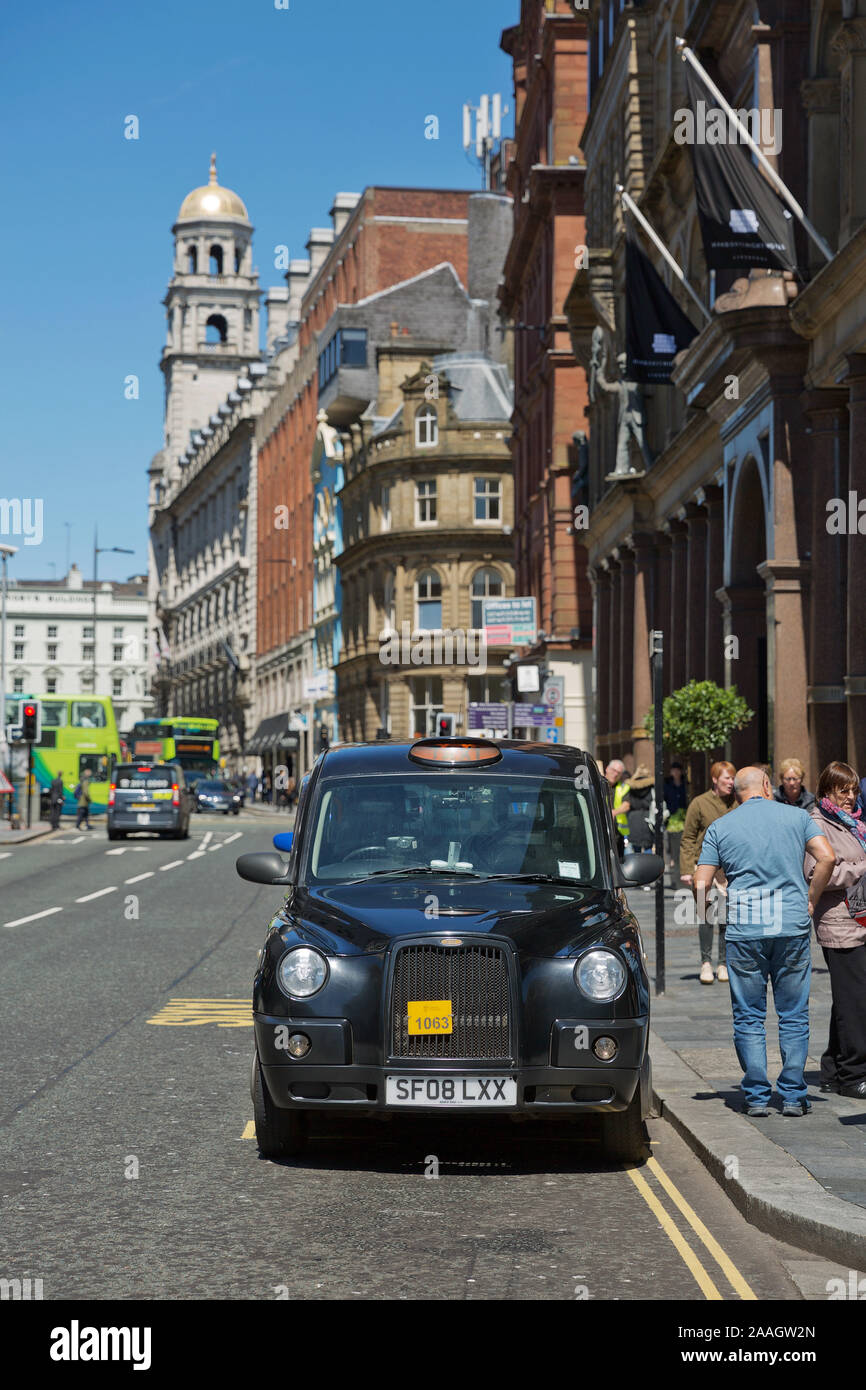 LIVERPOOL, in Inghilterra, Regno Unito - 07 giugno 2017: Britsh vintage taxi sulle strade di Liverpool. Foto Stock