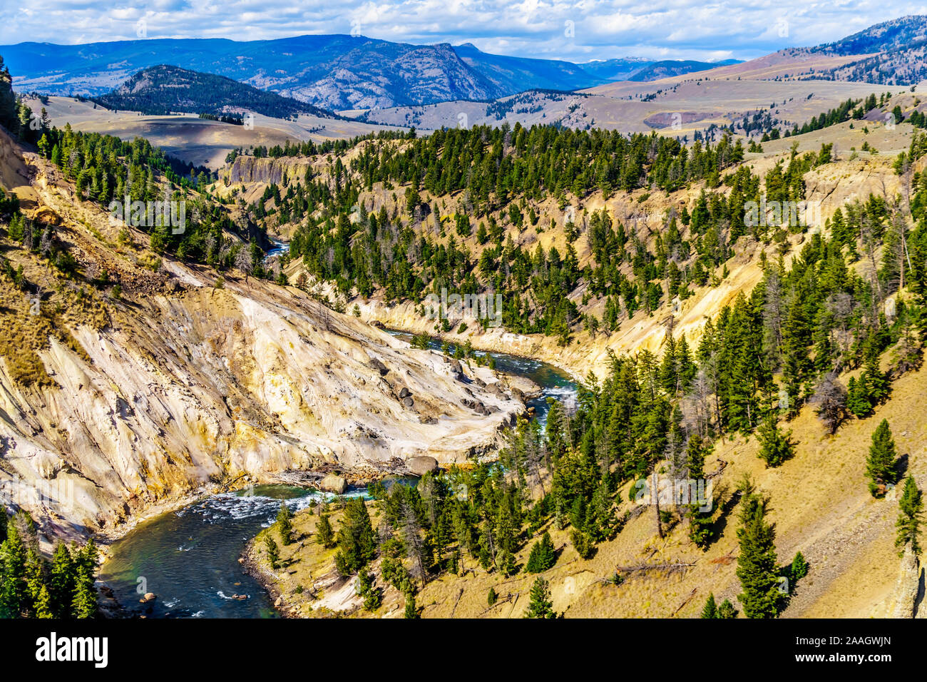 Vista da calcite si affacciano le molle del fiume di Yellowstone. Alla estremità a valle del Grand Canyon di Yellowstone a Yellowstone Wyoming USA Foto Stock