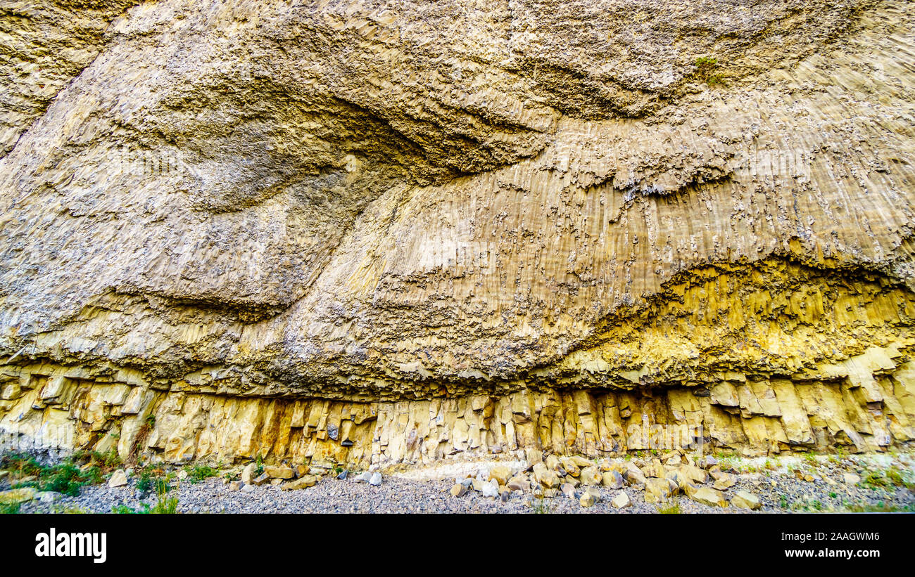 Rocce basaltiche vicino al Tower giunzione lungo la Grand Loop Road nel Parco Nazionale di Yellowstone, Wyoming, Stati Uniti d'America Foto Stock