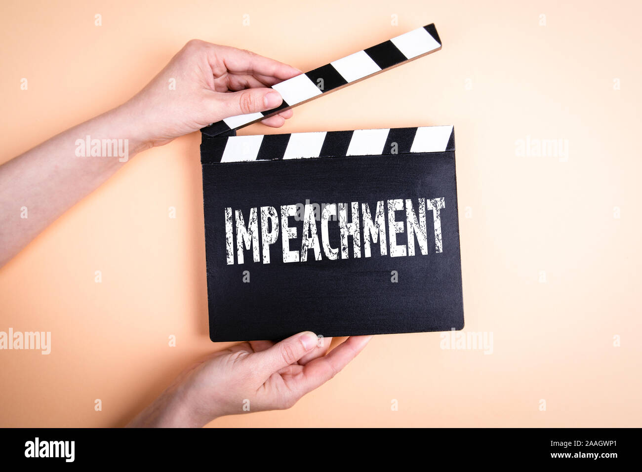 Impeachment. La politica, la corruzione, violando la legge e il concetto di avidità. Mani femminili azienda battaglio del filmato Foto Stock