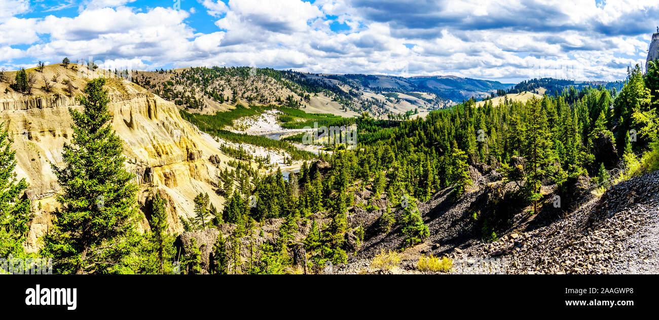 Vista panoramica del fiume Yellowstone appena a nord di Tower giunzione. Il punto di vista è alla estremità a valle del Grand Canyon di Yellowstone in Foto Stock Vista panoramica del fiume Yellowstone appena a nord di Tower giunzione. Il punto di vista è alla estremità a valle del Grand Canyon di Yellowstone in Foto Stock