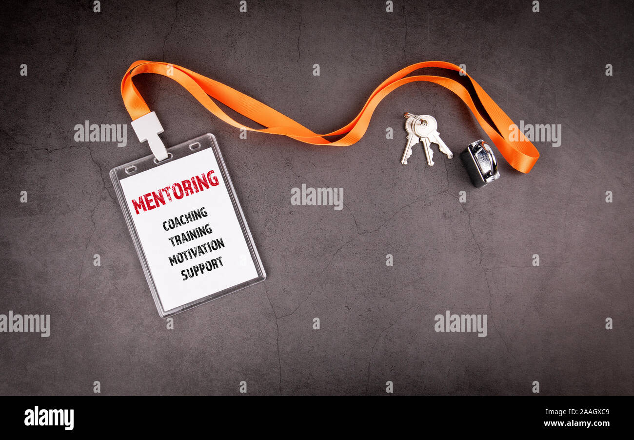 Il mentoring. Coaching, formazione, motivazione e concetto di supporto. Nome tag, la scheda ID sul cemento grigio sfondo Foto Stock