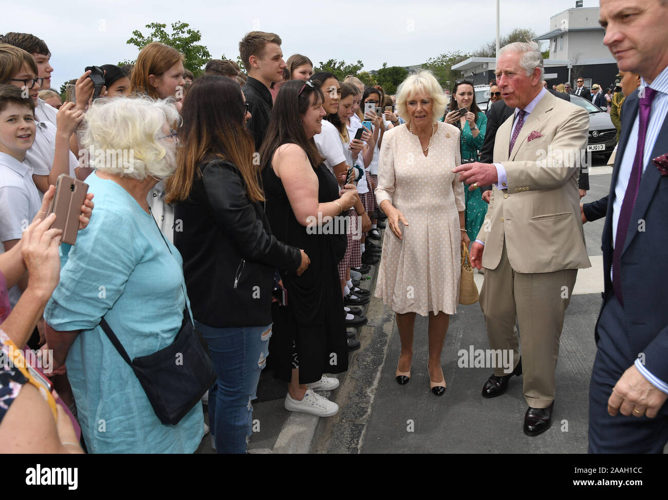 Il Principe di Galles e la duchessa di Cornovaglia durante una visita in cashmere di alta scuola per soddisfare con le vittime della moschea di Christchurch tiro, il sesto giorno della royal visita in Nuova Zelanda. Foto Stock