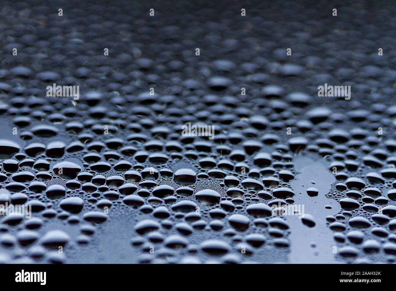 belle gocce d'acqua sul vetro Foto Stock