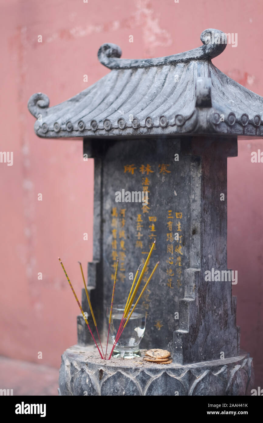 Luogo rituale per offerte e preghiere sul territorio della pagoda buddista, Vietnam. Foto Stock