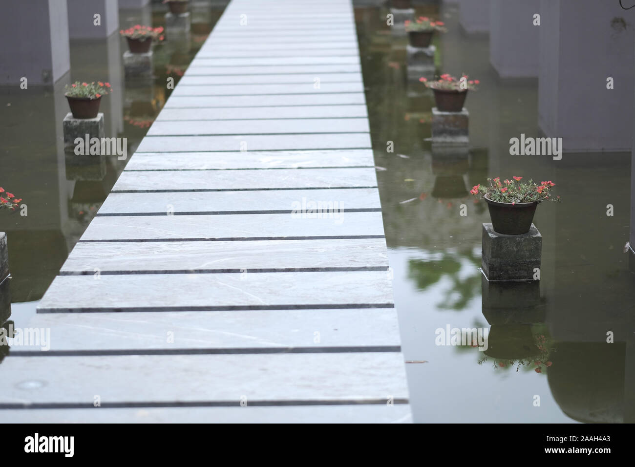 Percorso di pietra per il passaggio alla pagoda in piedi sull'acqua Foto Stock Percorso di pietra per il passaggio alla pagoda in piedi sull'acqua Foto Stock