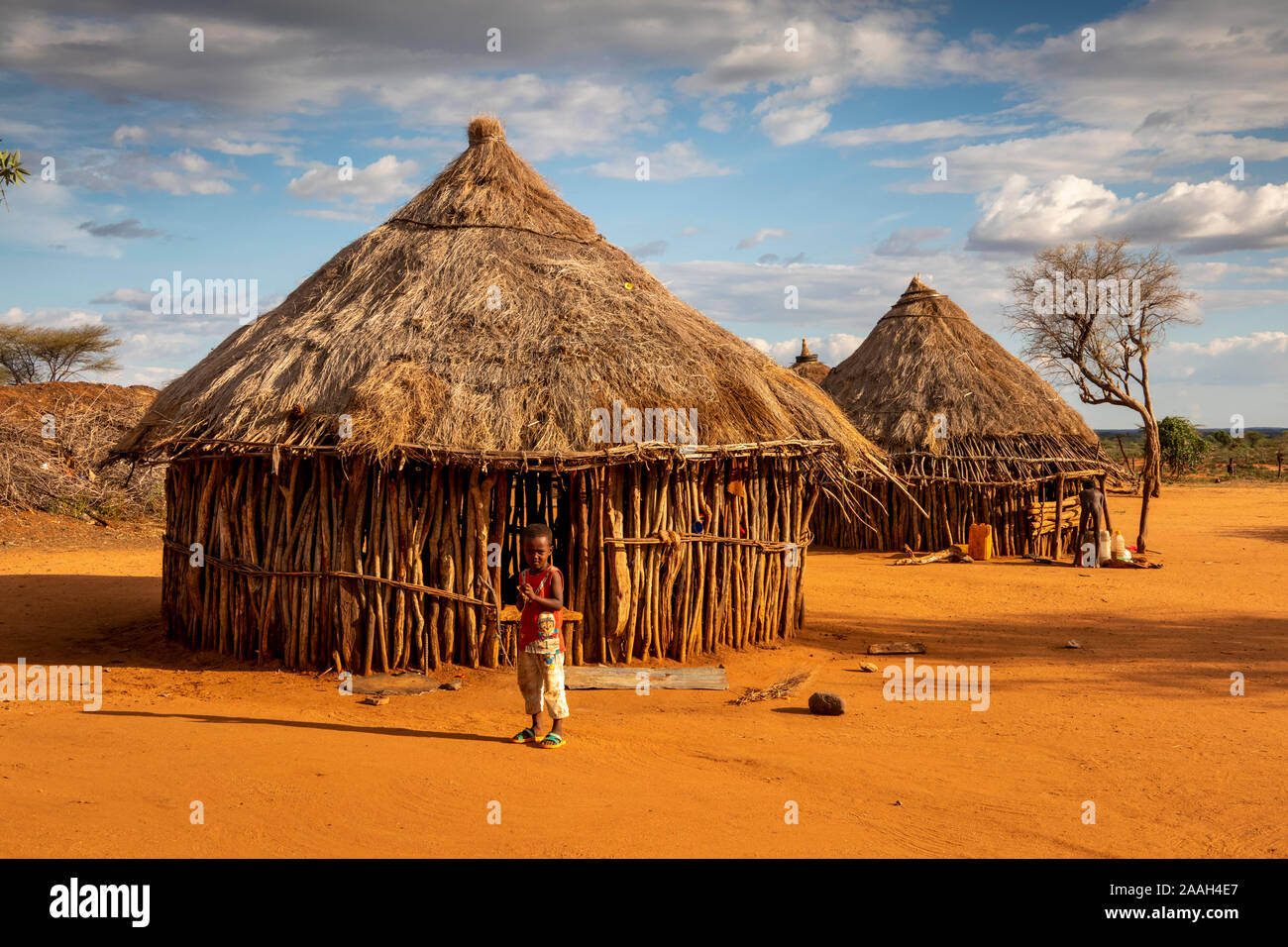 Etiopia, Sud Omo, Turmi, Hamar villaggio tribale, bambino al di fuori del tradizionale casa di legno con tetto di paglia Foto Stock