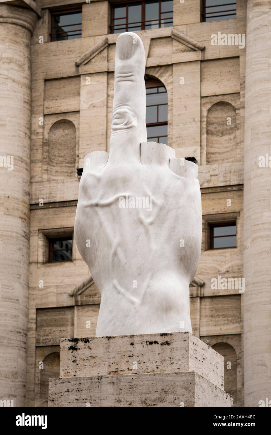Cattelan L.O.V.E. scultura (il dito), il gigante dito medio statua a Piazza  Affari a Milano, Italia Foto stock - Alamy