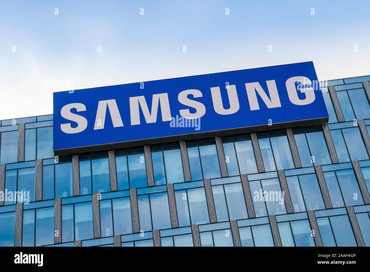 Milano, Italia: Ledwall gigante con il logo Samsung sopra l'edificio della sede centrale della società in Milano Foto Stock