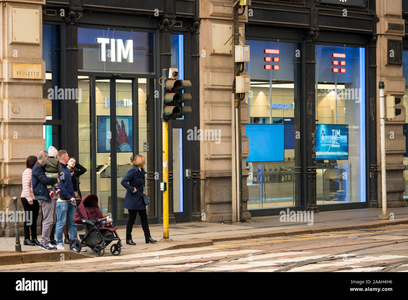 TIM flagship store in piazza Cordusio, Milano. Telecom Italia Mobile, noto anche come TIM, è un telefono cellulare italiano il marchio della rete. Foto Stock