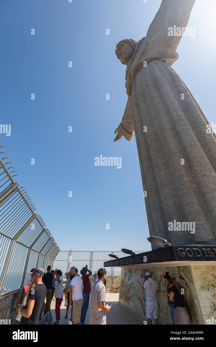 I turisti presso il Santuario di Cristo Re (Santuario de Cristo Rei). Si tratta di un monumento di Cattolica di Gesù Cristo in Almada, Portogallo. Foto Stock