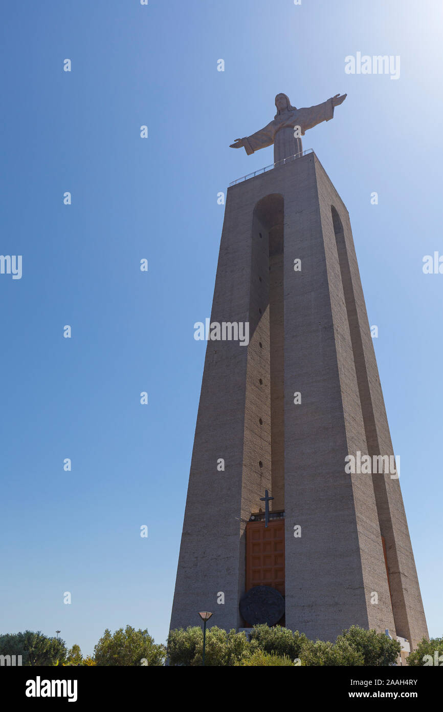 Santuario di Cristo Re (Santuario de Cristo Rei). Si tratta di un alto monumento cattolico di Gesù Cristo in Almada, Portogallo. Foto Stock