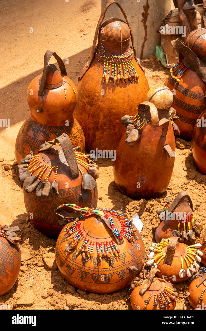 Etiopia, Sud Omo, Turmi, mercato settimanale, souvenir turistici stallo, calabash vasi decorati con motivi e beadwork per la vendita Foto Stock